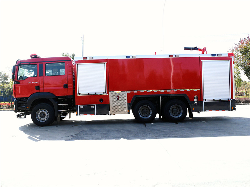 汕德卡15吨水罐消防车