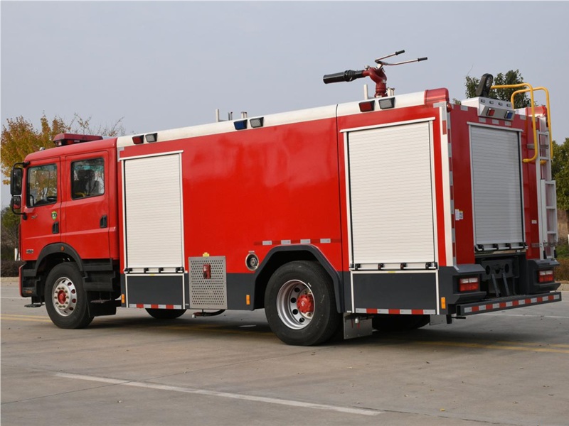 重汽豪沃8T泡沫消防车